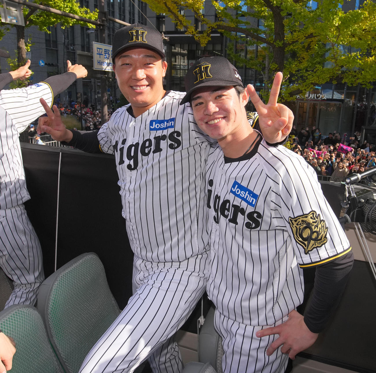阪神優勝パレードで記念撮影する中野拓夢と大山悠輔（左）＝22日午前、大阪市中央区（代表撮影）