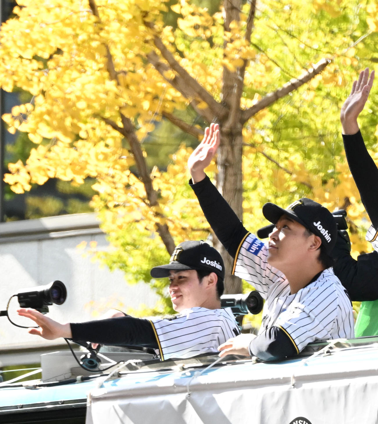 ファンらに手を振る中野（左）、大山（撮影・石井愛子）