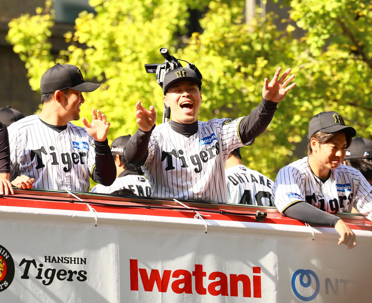 大阪市の御堂筋をパレードする、左から阪神岩貞、佐藤輝、梅野（撮影・上山淳一）