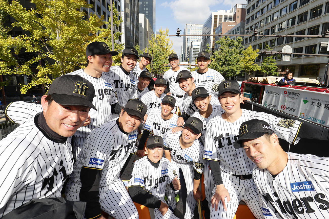 優勝パレードのバスで記念写真に納まる阪神の選手たち（撮影・前田充）