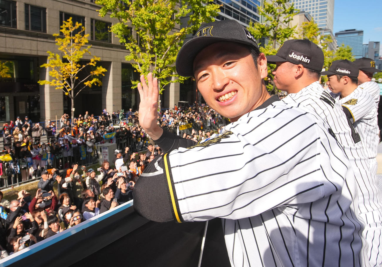 阪神優勝パレードでカメラに手を振る阪神近本（代表撮影）