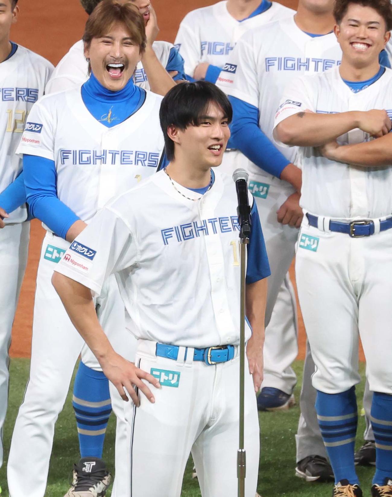 開幕カードの3番手に指名されあいさつする達（撮影・黒川智章）