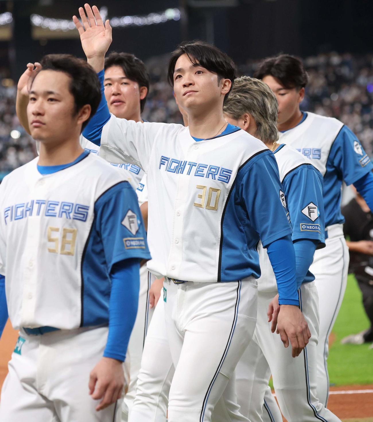 スタンドに手を振る郡司（撮影・黒川智章）