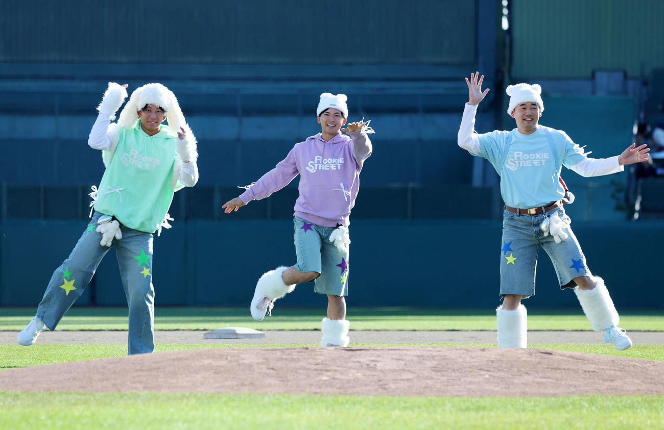 ファン感謝祭でルーキーパフォーマンスに臨む、左から楽天岸本、宗山、徳山（撮影・鈴木正人）