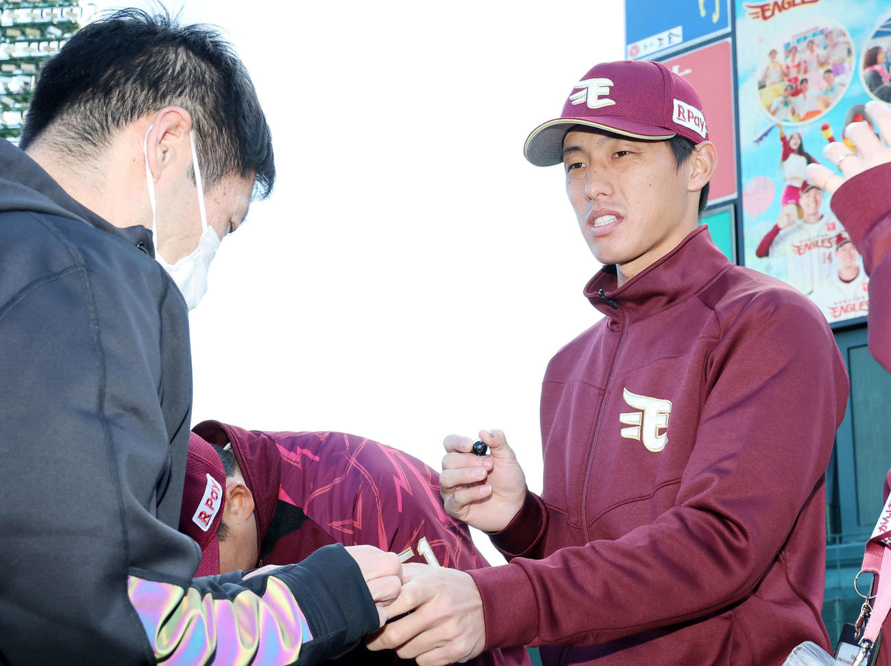 ファン感謝祭でサインする楽天辰己（撮影・鈴木正人）
