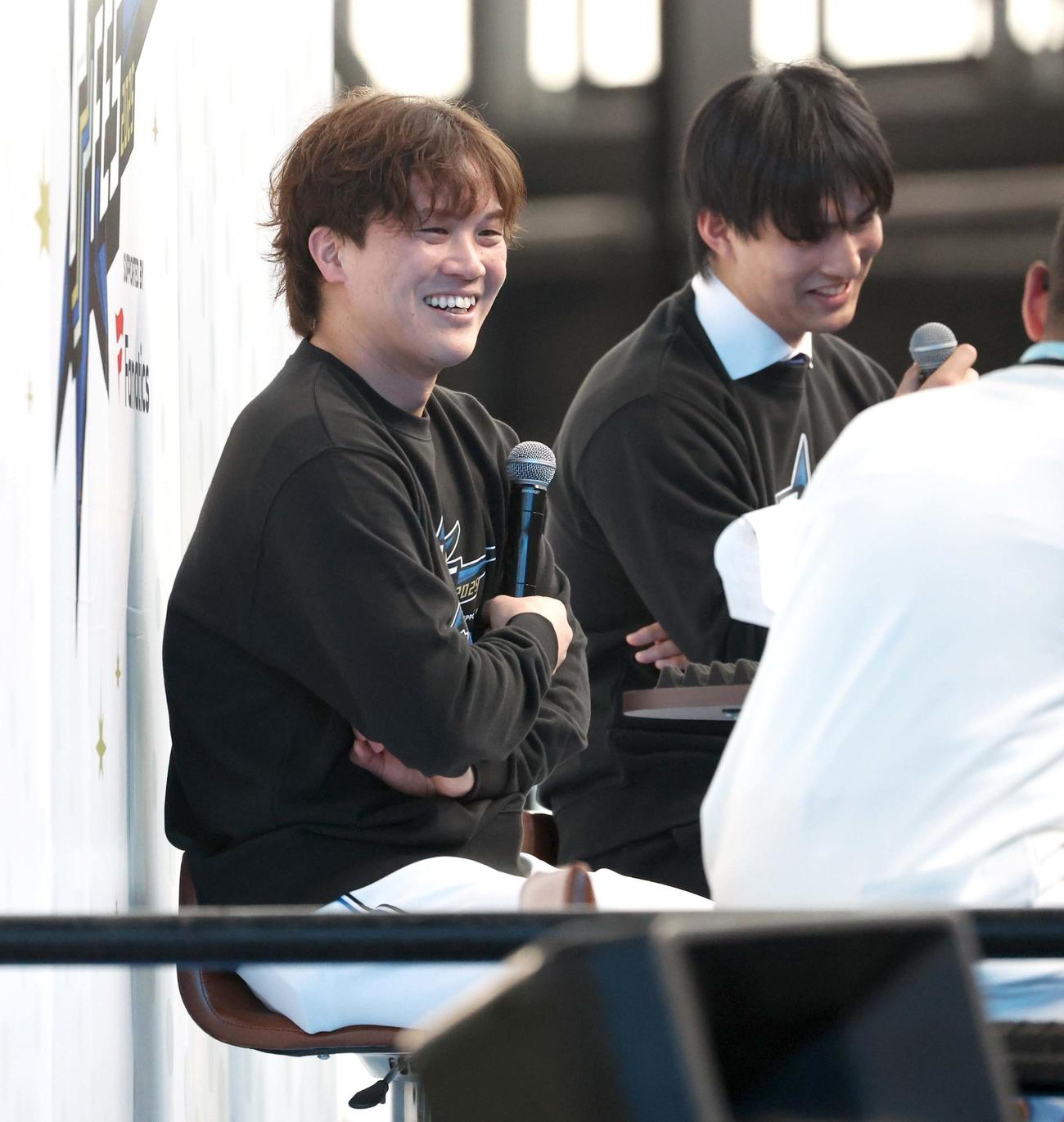トークショーで笑顔の伏見。右は達（撮影・黒川智章）