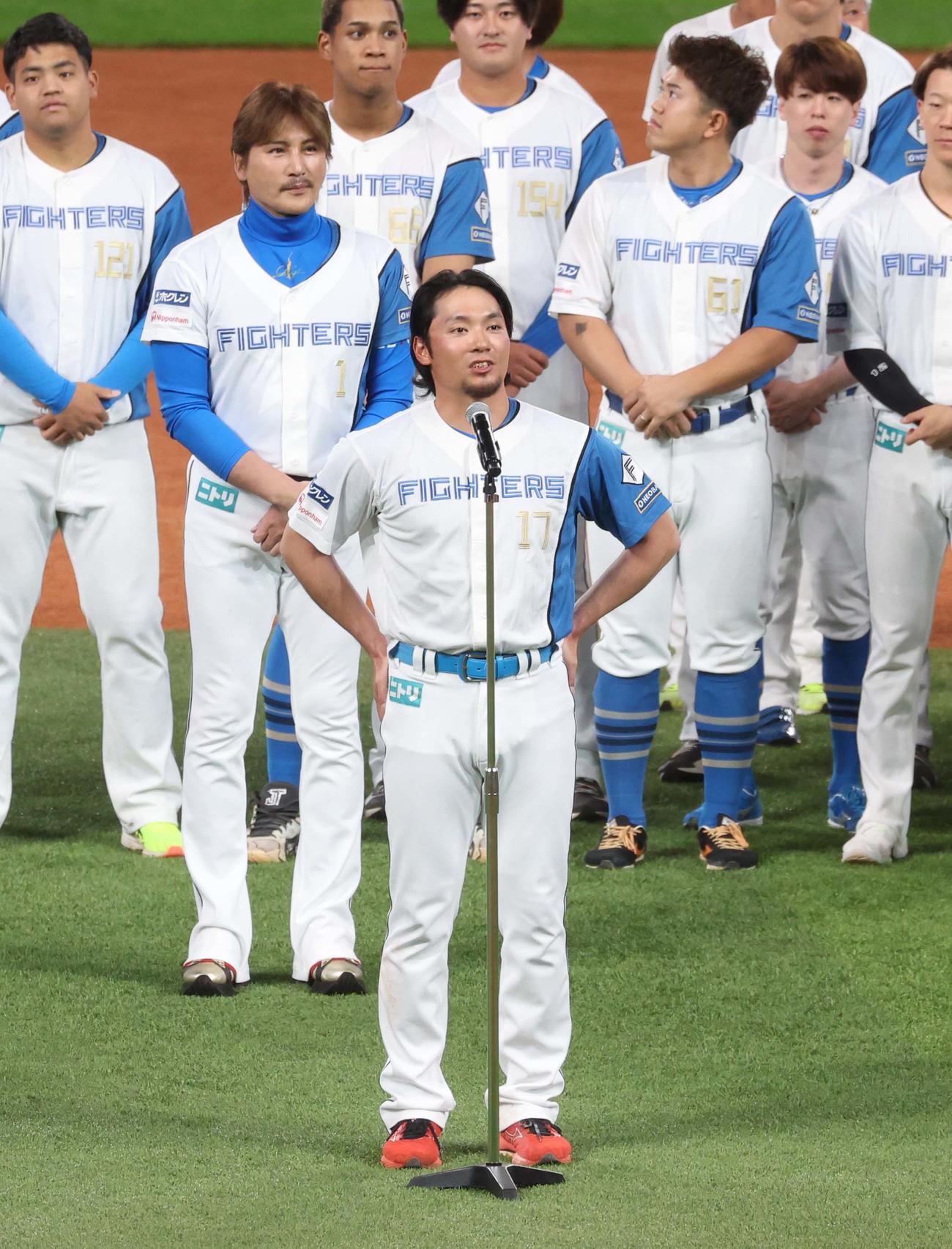 開幕投手に指名されあいさつする伊藤（撮影・黒川智章）