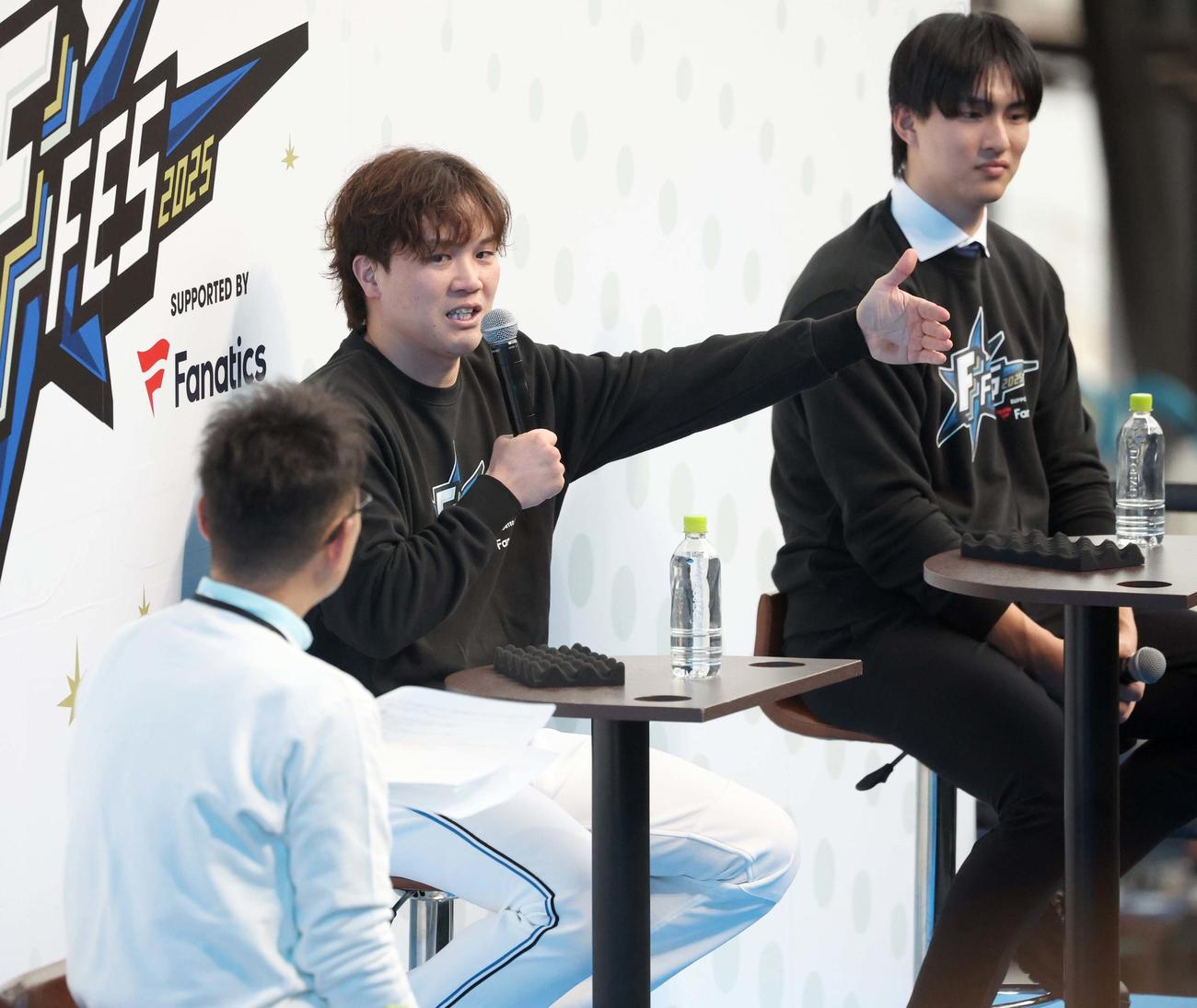 日本ハムファンフェスティバル　トークショーで話す伏見。右は達（撮影・黒川智章）