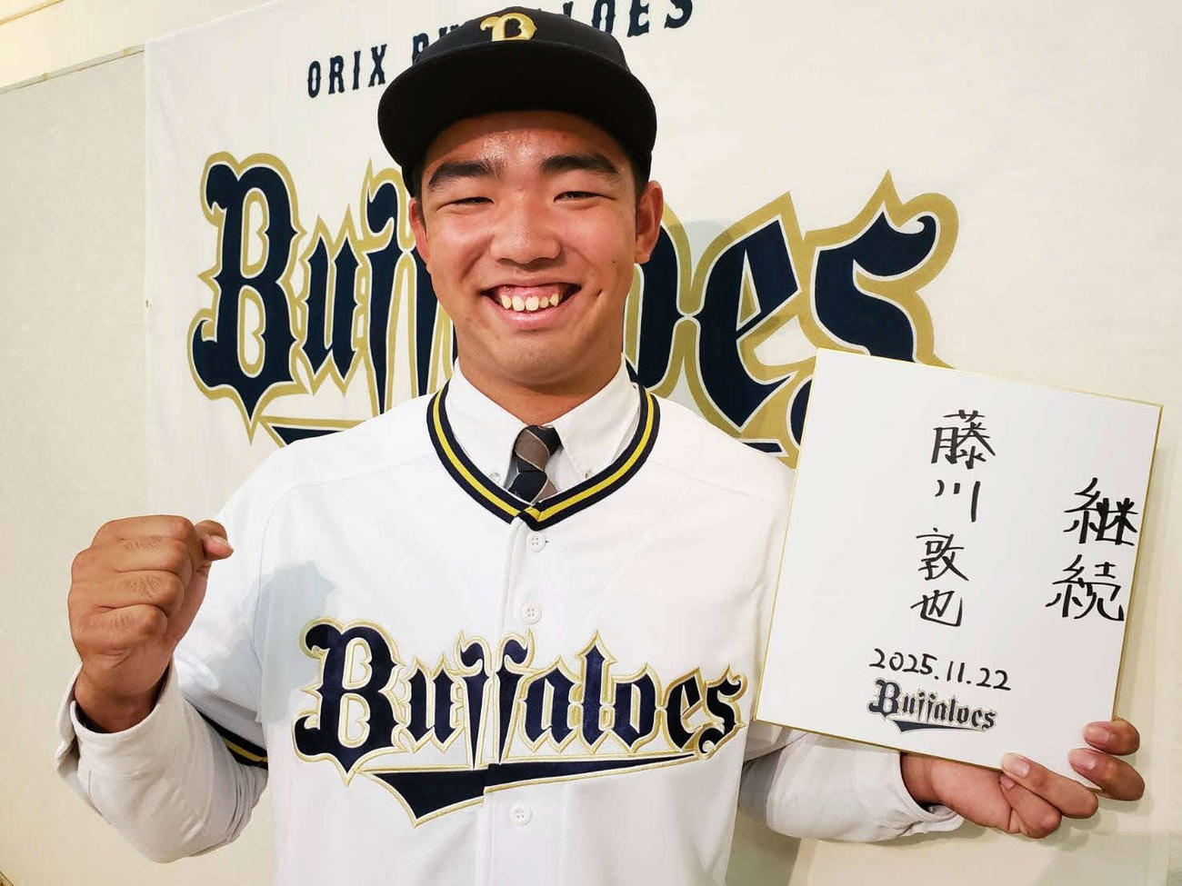 仮契約を結んだオリックスドラフト1位の延岡学園・藤川敦也投手（球団提供）