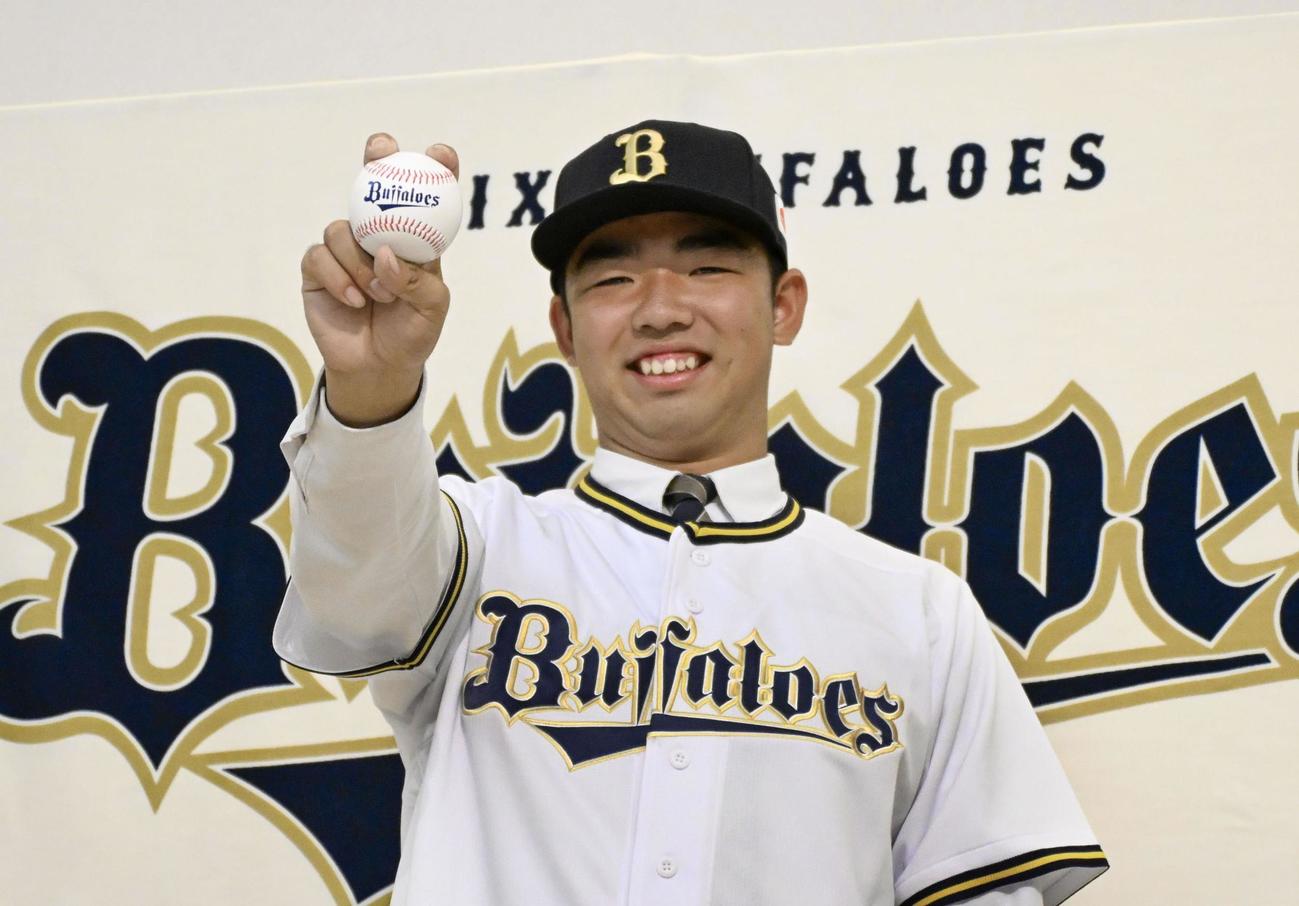オリックスへの入団が決まり、ポーズをとる延岡学園高の藤川敦也（共同）