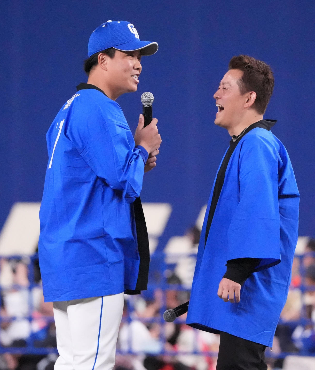 爆笑トークで会場を盛り上げる柳（左）とスピードワゴンの井戸田（撮影・森本幸一）