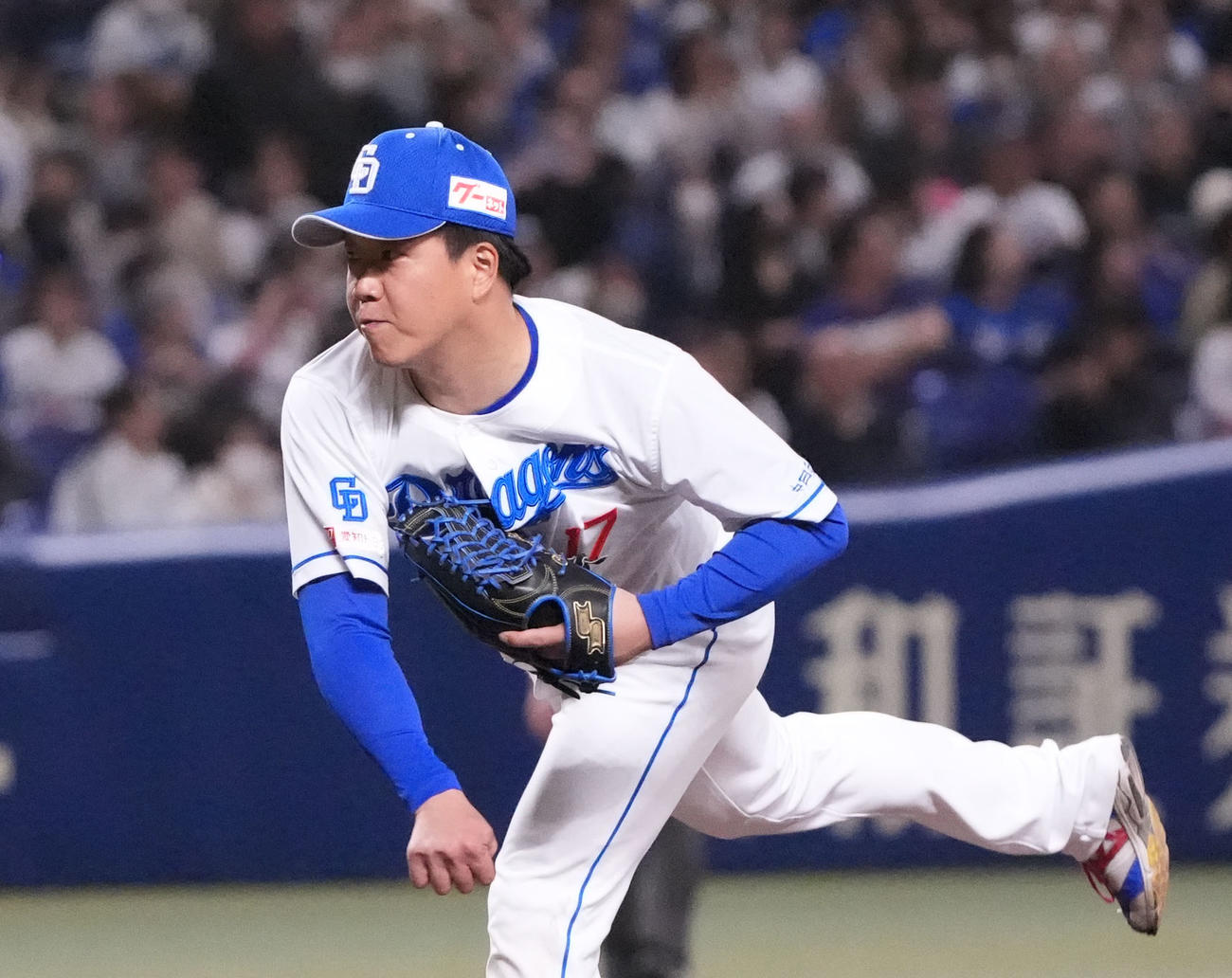 投手と野手に別れた紅白戦の投手チーム先発の柳（撮影・森本幸一）