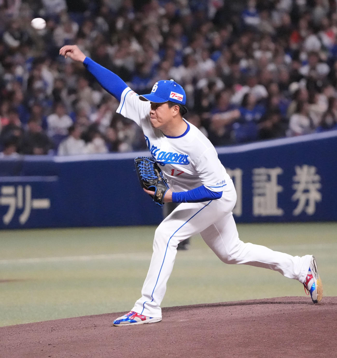 投手と野手に別れた紅白戦の投手チーム先発の柳（撮影・森本幸一）