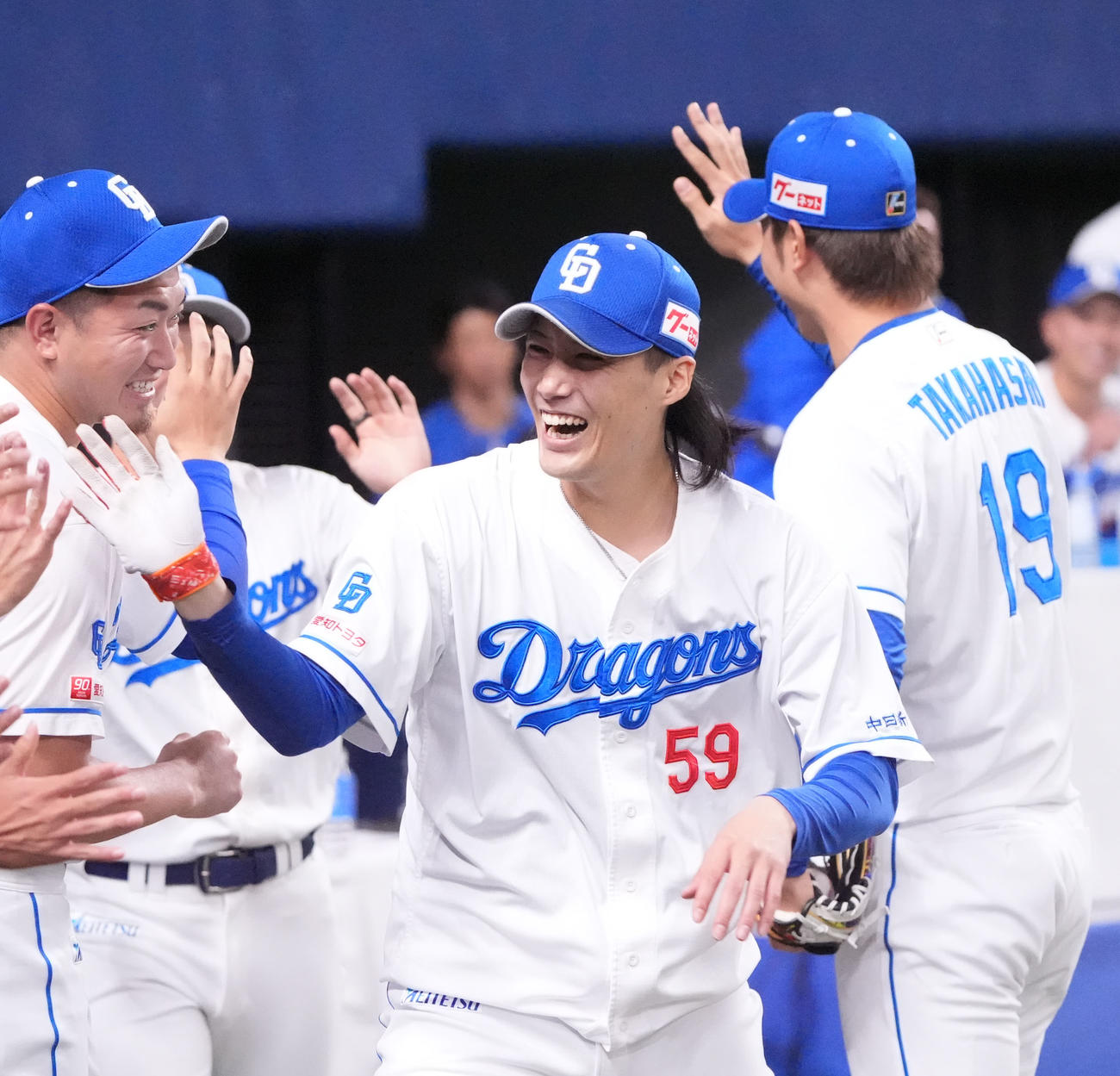 紅白戦で2点本塁打放った斎藤（中央）はナインとタッチを交わす（撮影・森本幸一）