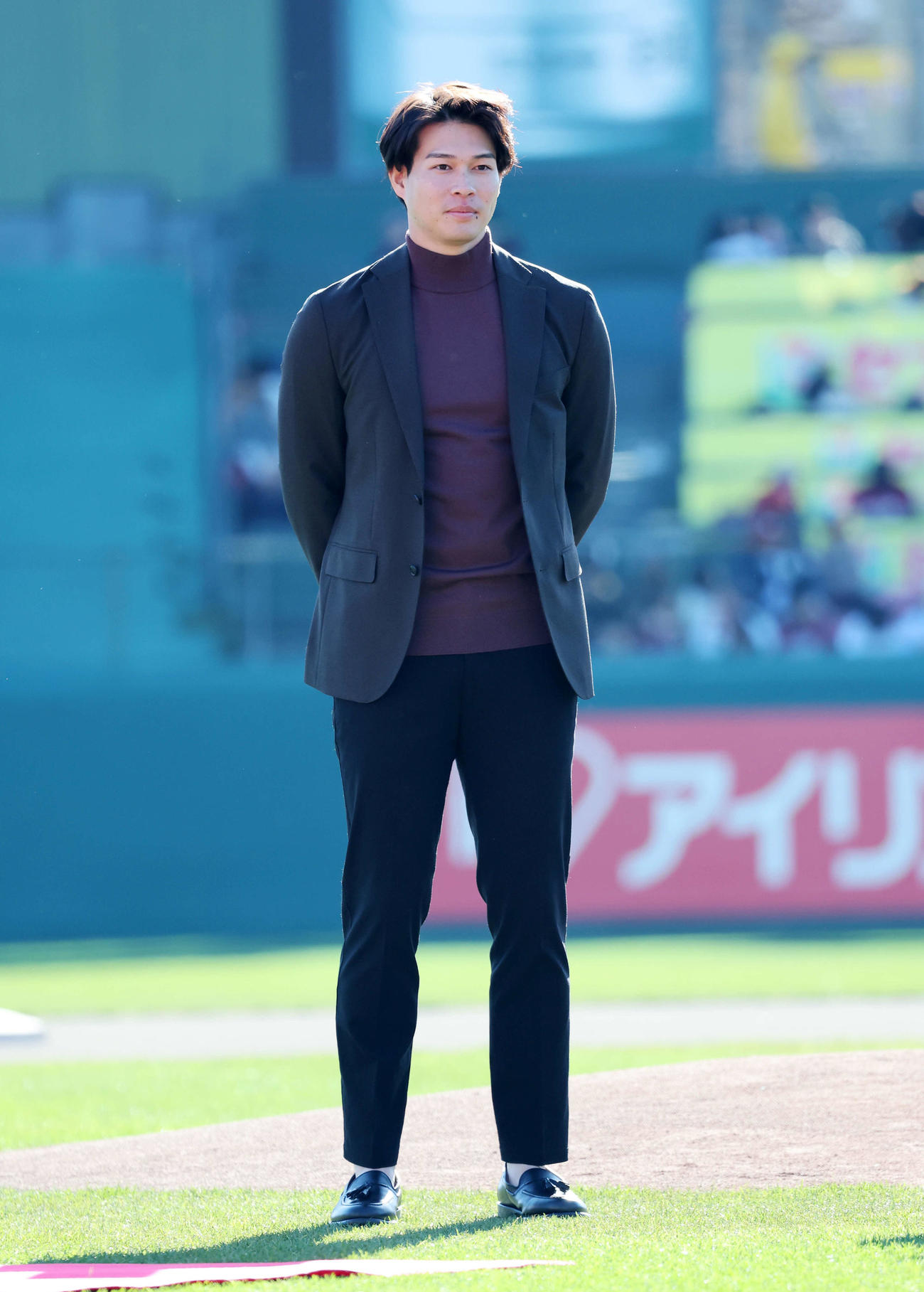 ファン感謝祭でスーツコンテストに臨む楽天中島（撮影・鈴木正人）