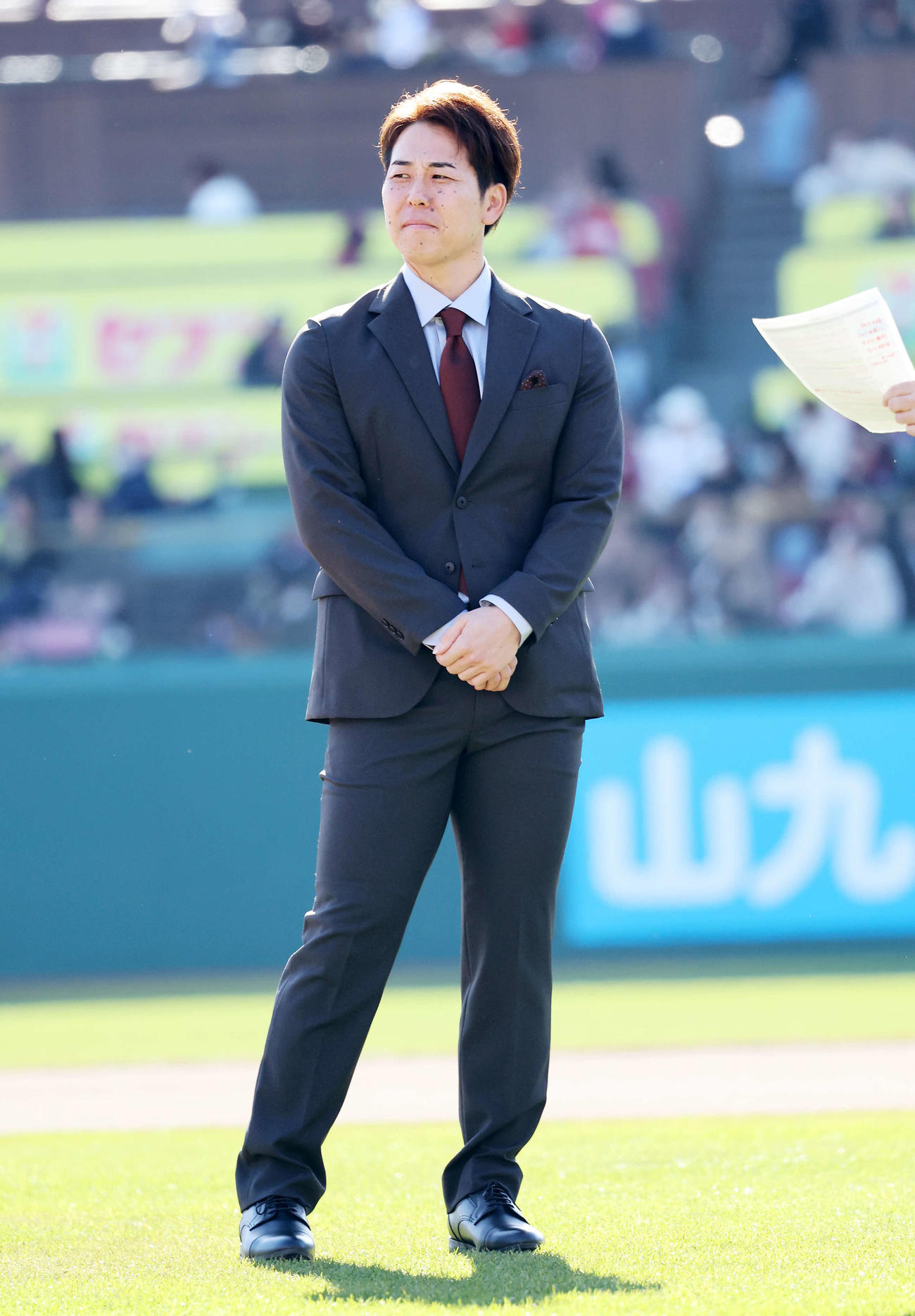 ファン感謝祭でスーツコンテストに臨む楽天鈴木大（撮影・鈴木正人）