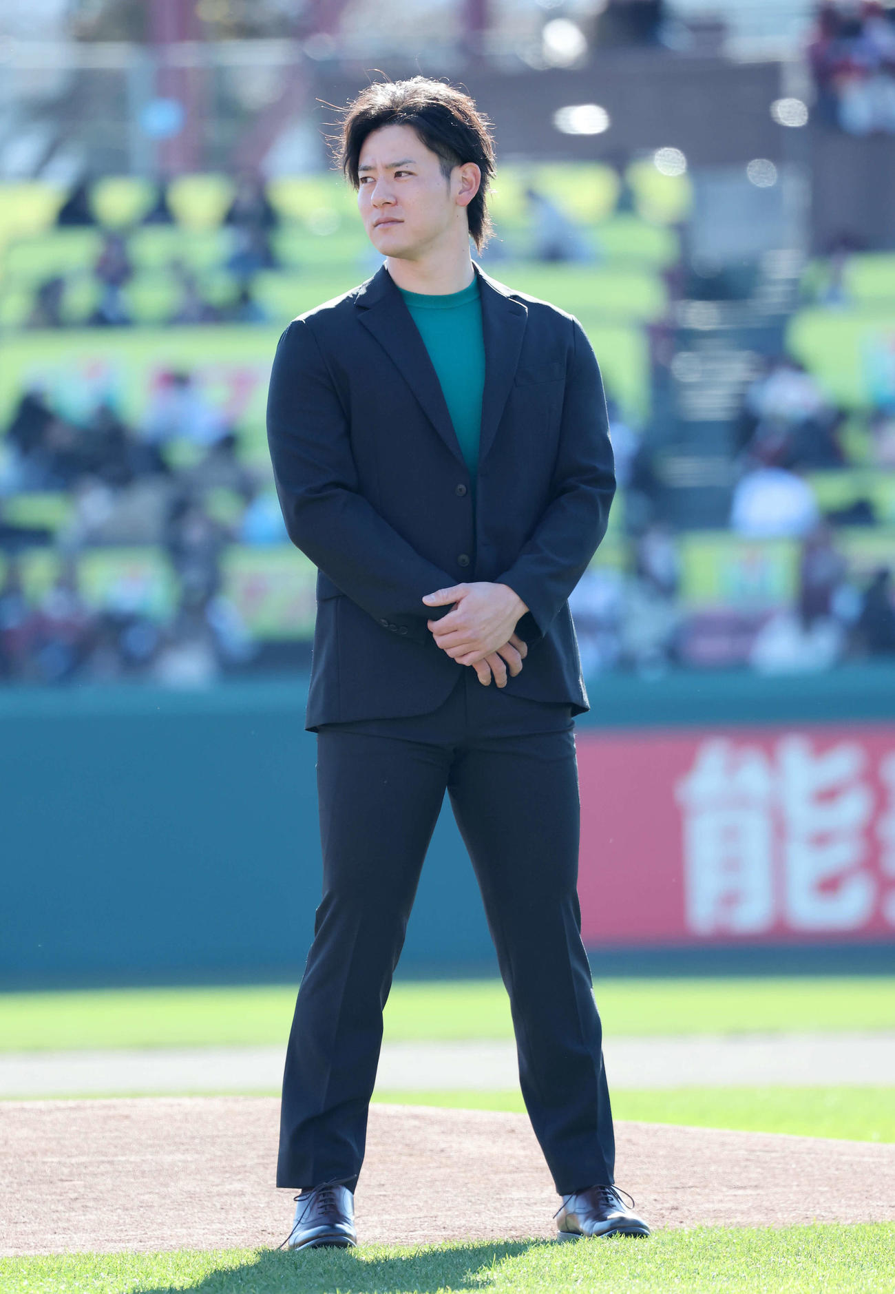 ファン感謝祭でスーツコンテストに臨む楽天伊藤（撮影・鈴木正人）