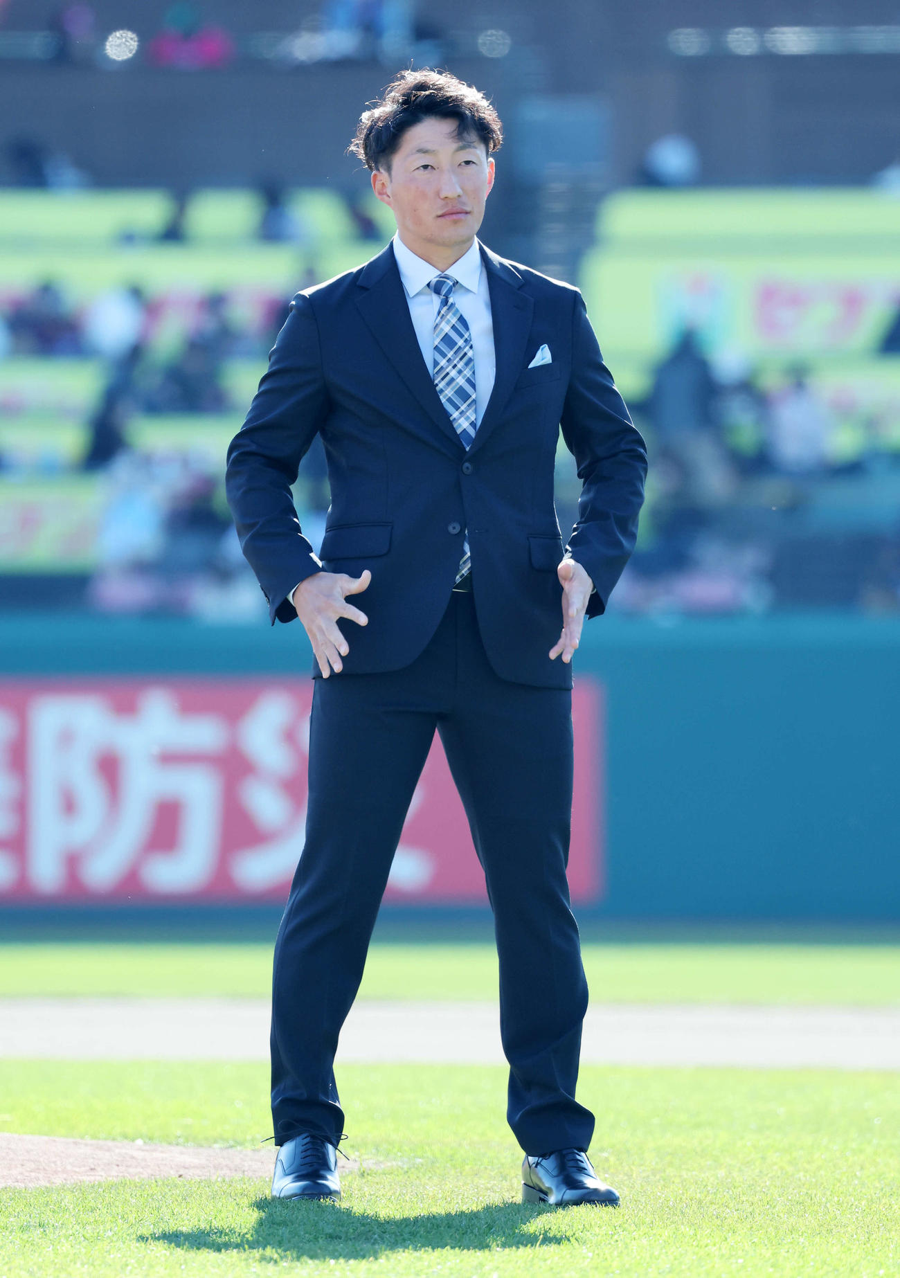 ファン感謝祭でスーツコンテストに臨む楽天小深田（撮影・鈴木正人）