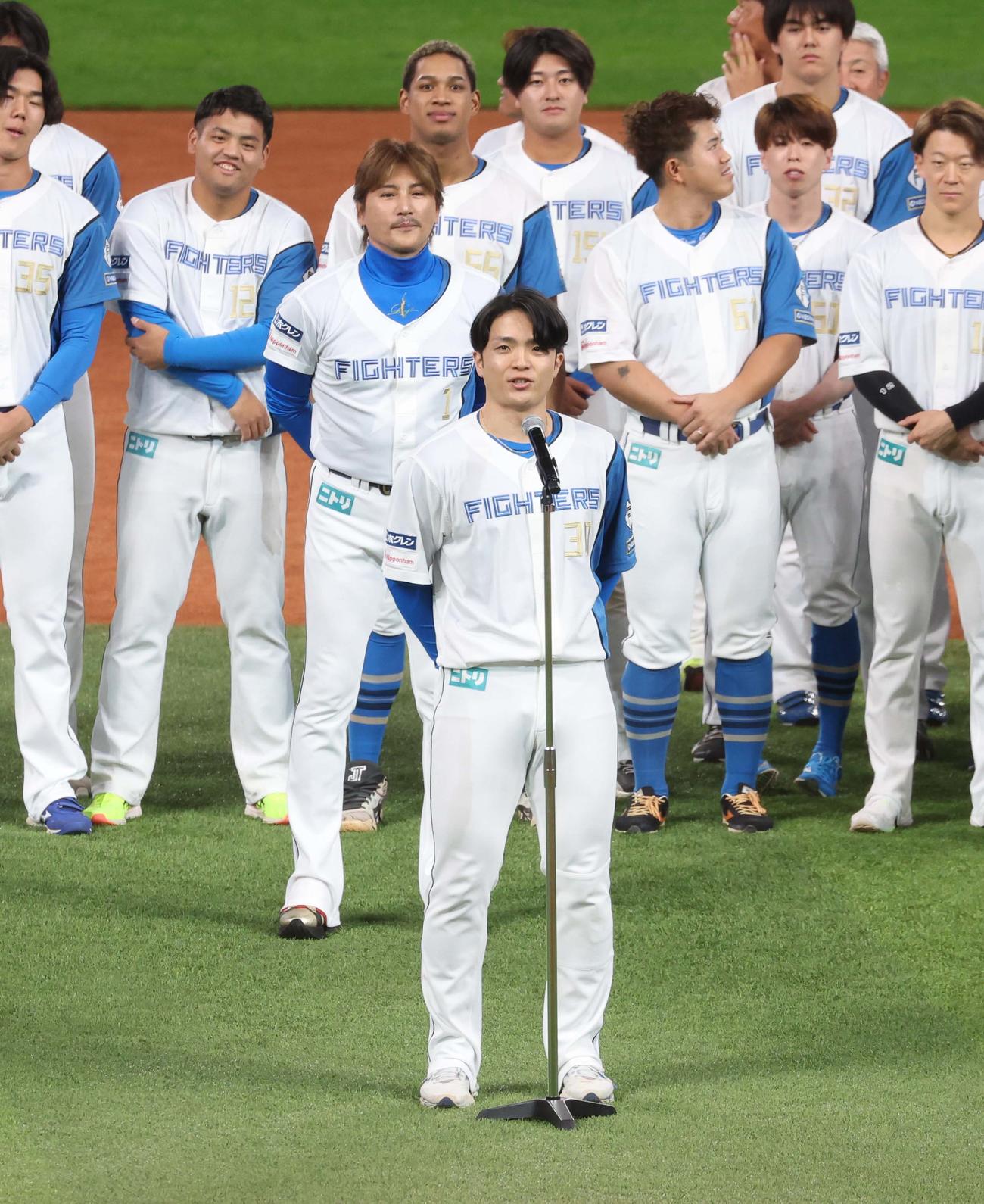 日本ハムファンフェスティバル　開幕4番に指名されあいさつする日本ハム郡司（撮影・黒川智章）