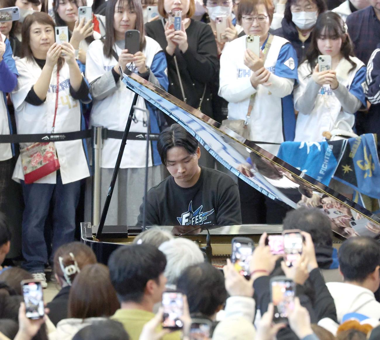 ファンに囲まれグランドピアノを弾く山県（撮影・黒川智章）