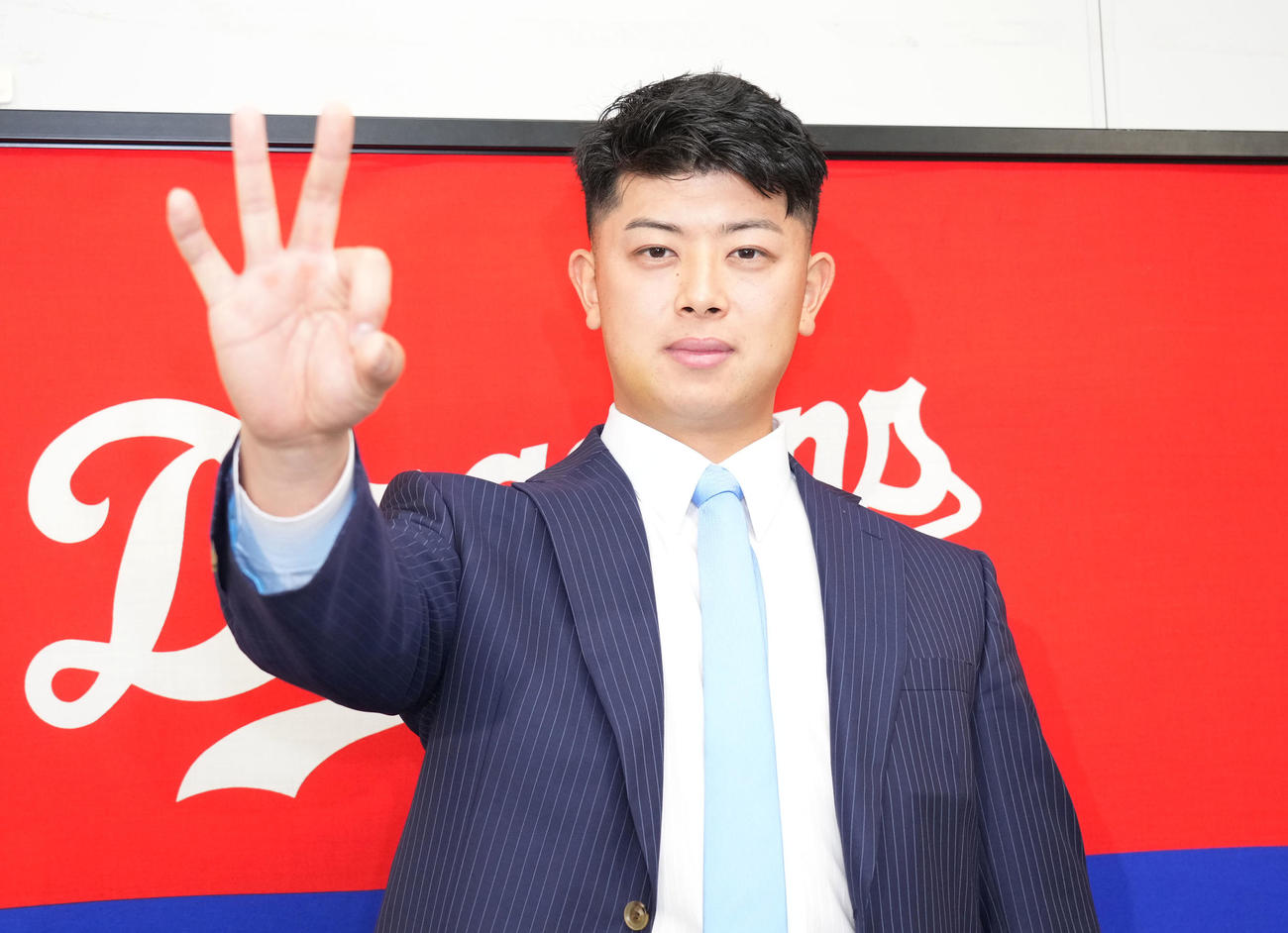 契約交渉を終え報道陣からの要求に柔和な表情でべポーズをとる松山（撮影・森本幸一）