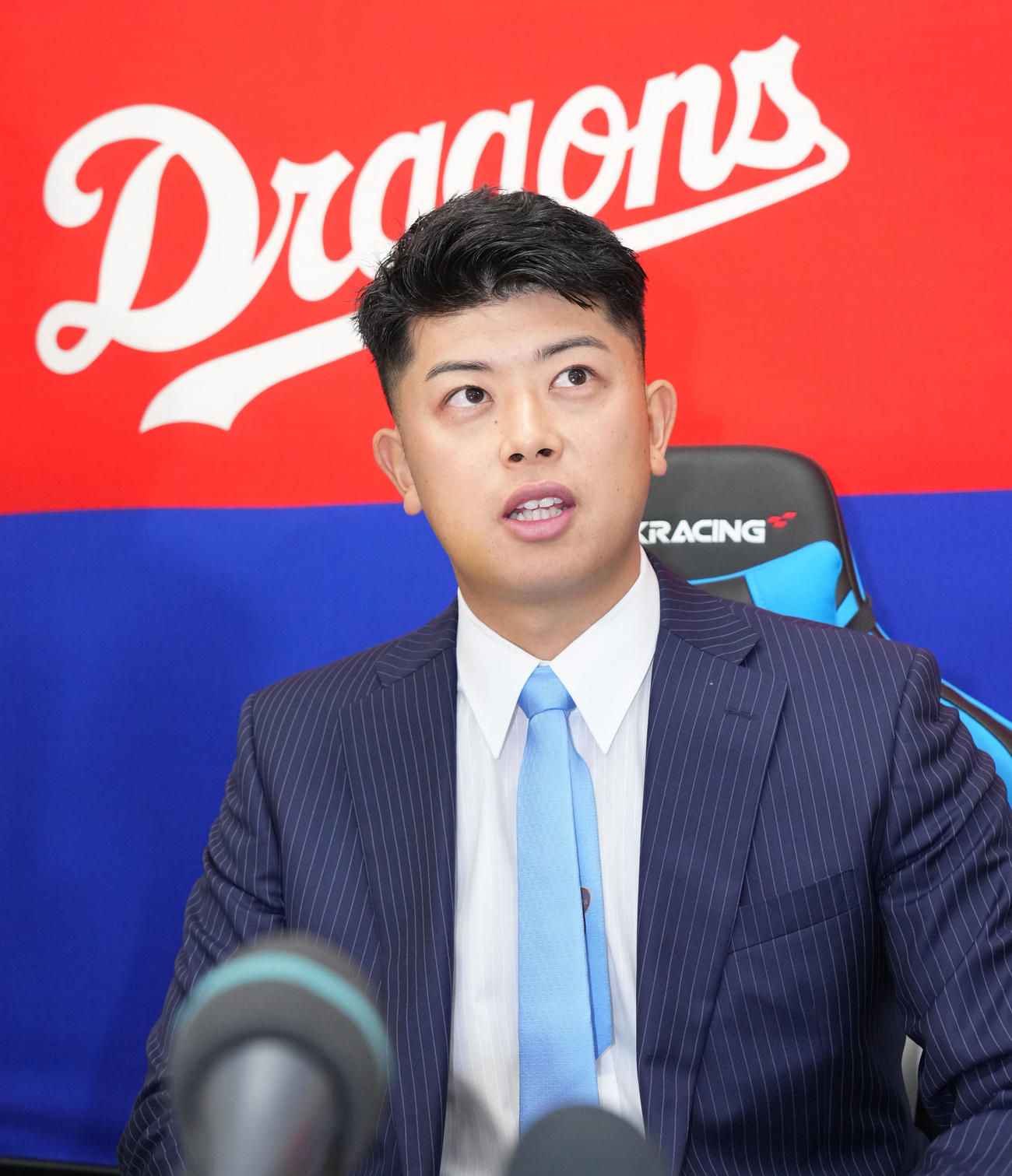 契約交渉を終え会見する松山（撮影・森本幸一）