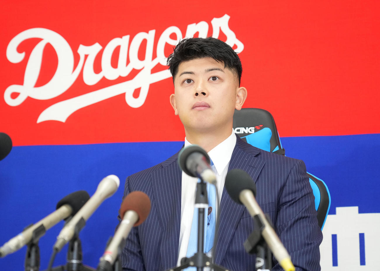 契約交渉を終え会見する松山（撮影・森本幸一）