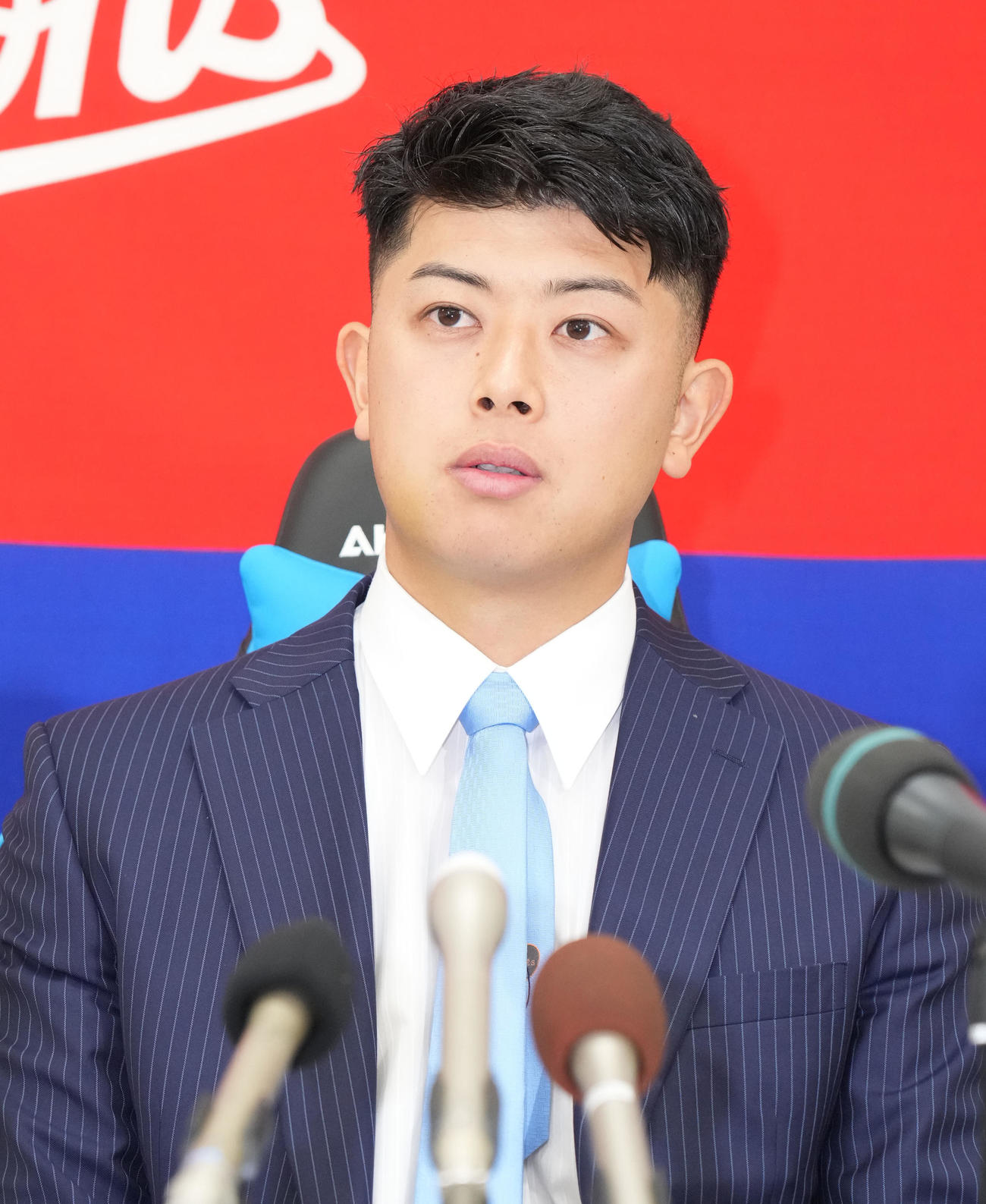 契約交渉を終え会見する松山（撮影・森本幸一）