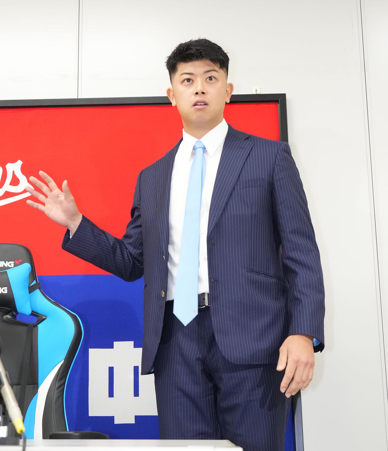 契約交渉を終え会見の席に着く松山（撮影・森本幸一）