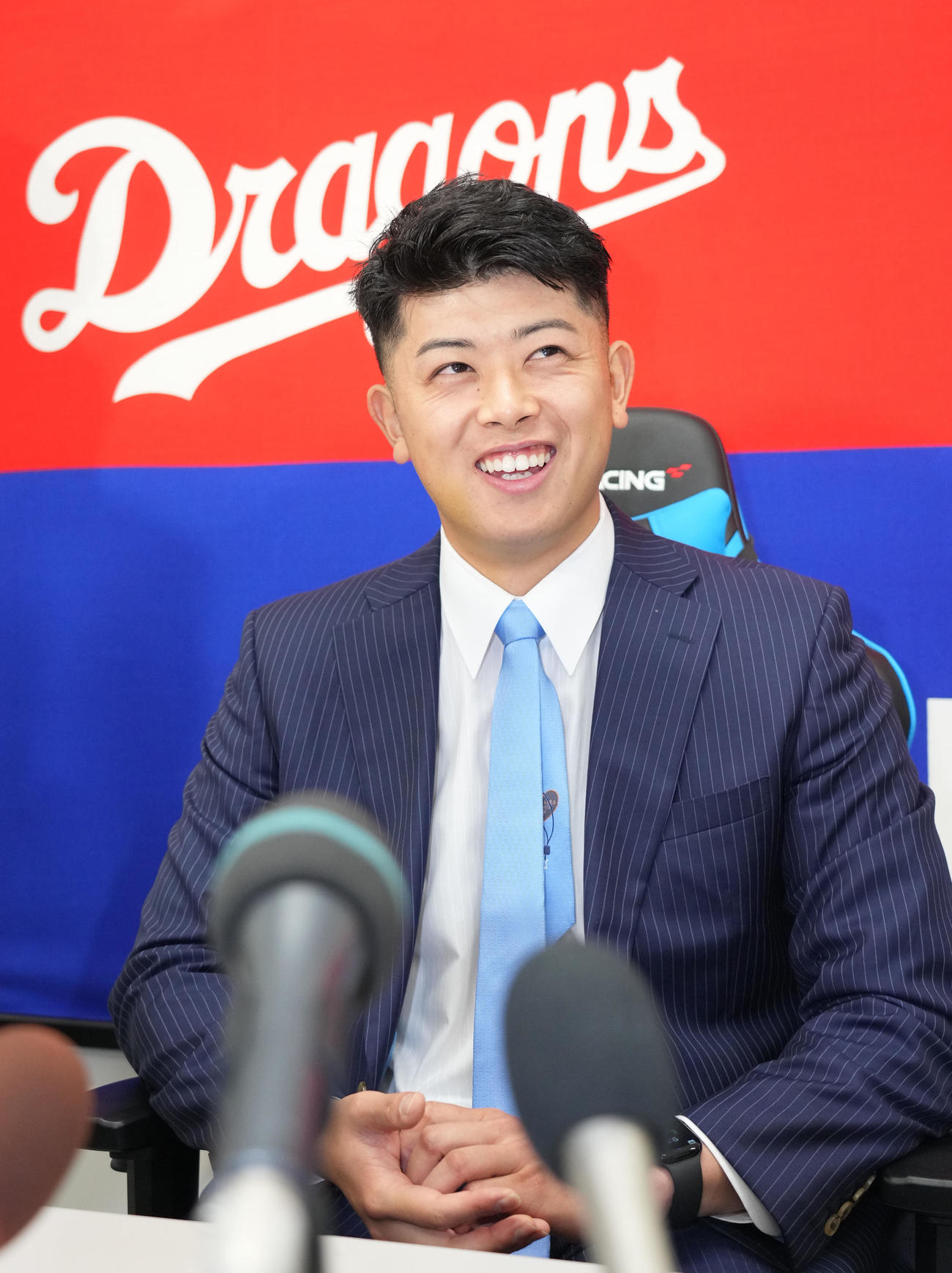 契約交渉を終え明るい表情で会見する松山（撮影・森本幸一）