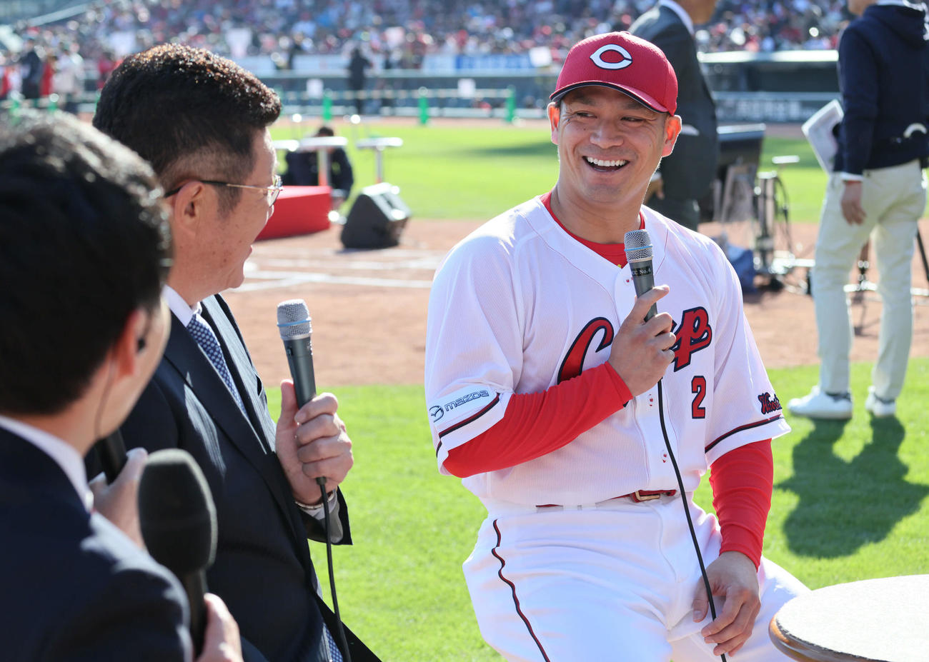 佐々岡前監督とトークする田中（右）（撮影・加藤孝規）　