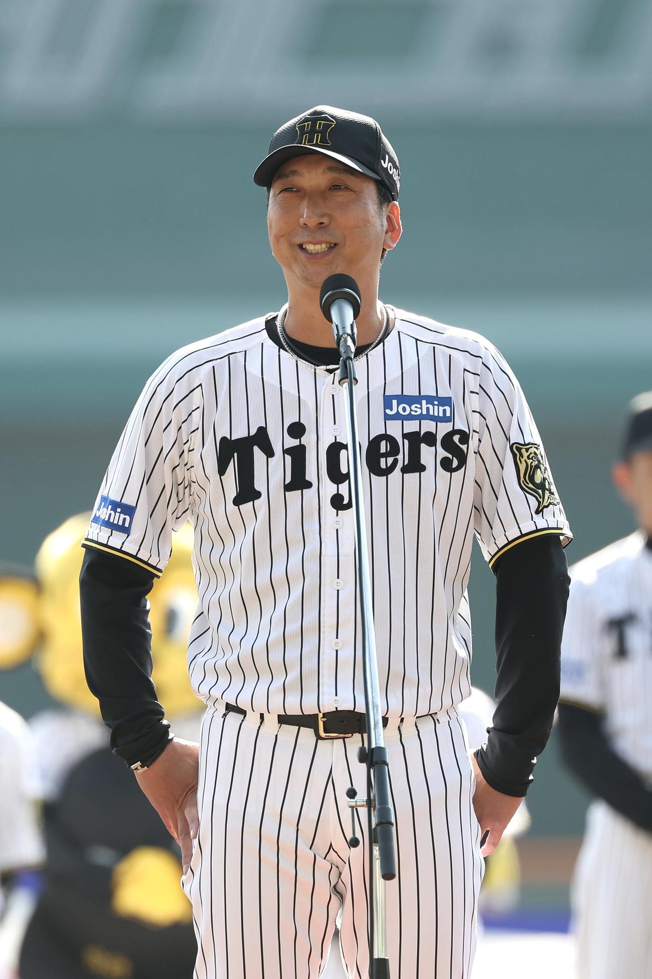 オープニングであいさつする阪神藤川監督（撮影・前田充）