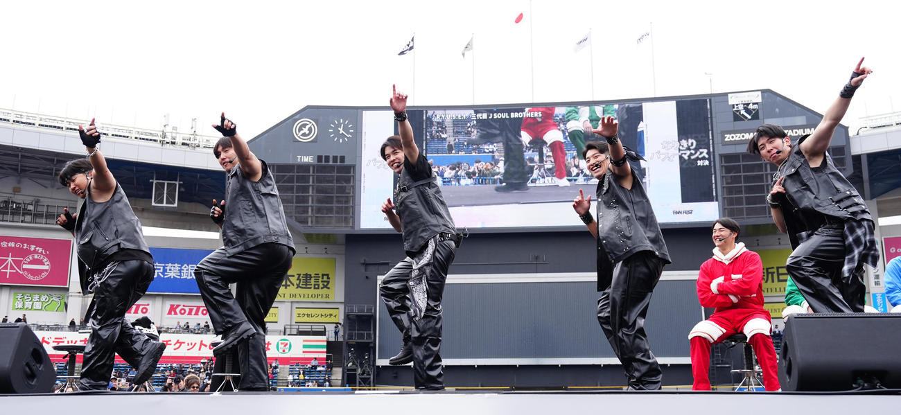 ロッテファン感謝デー　「なりきりパフォーマンス対決」でダンスするロッテの、左手前から宮崎、安田、小川、池田、寺地（撮影・鈴木みどり）