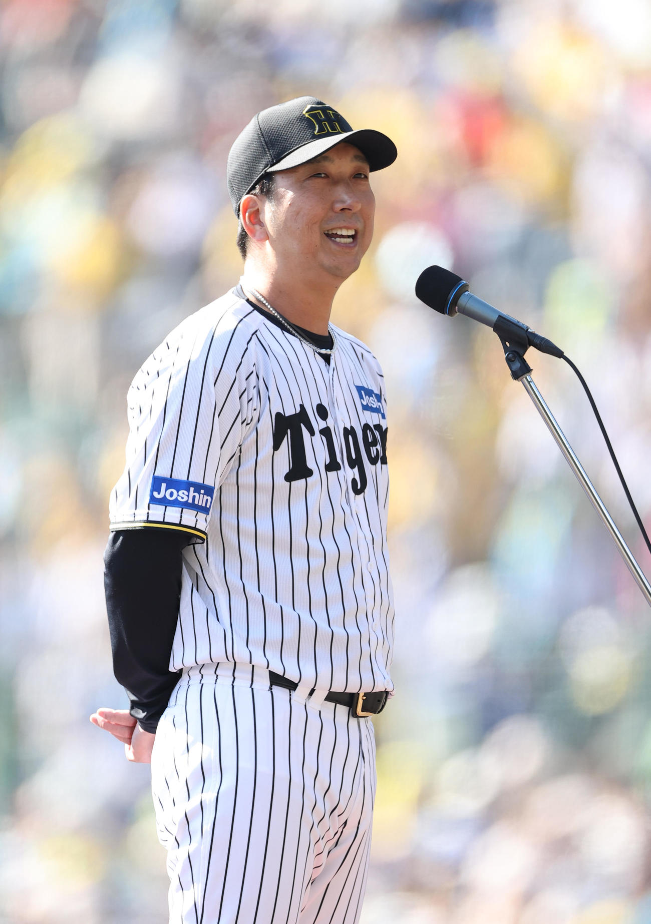ファン感謝デーであいさつする阪神藤川監督（撮影・上山淳一）