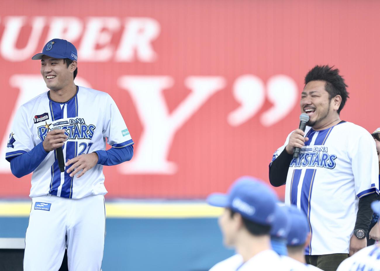 鬼越トマホーク金ちゃん（右）にいじられるDeNA藤浪（撮影・河田真司）