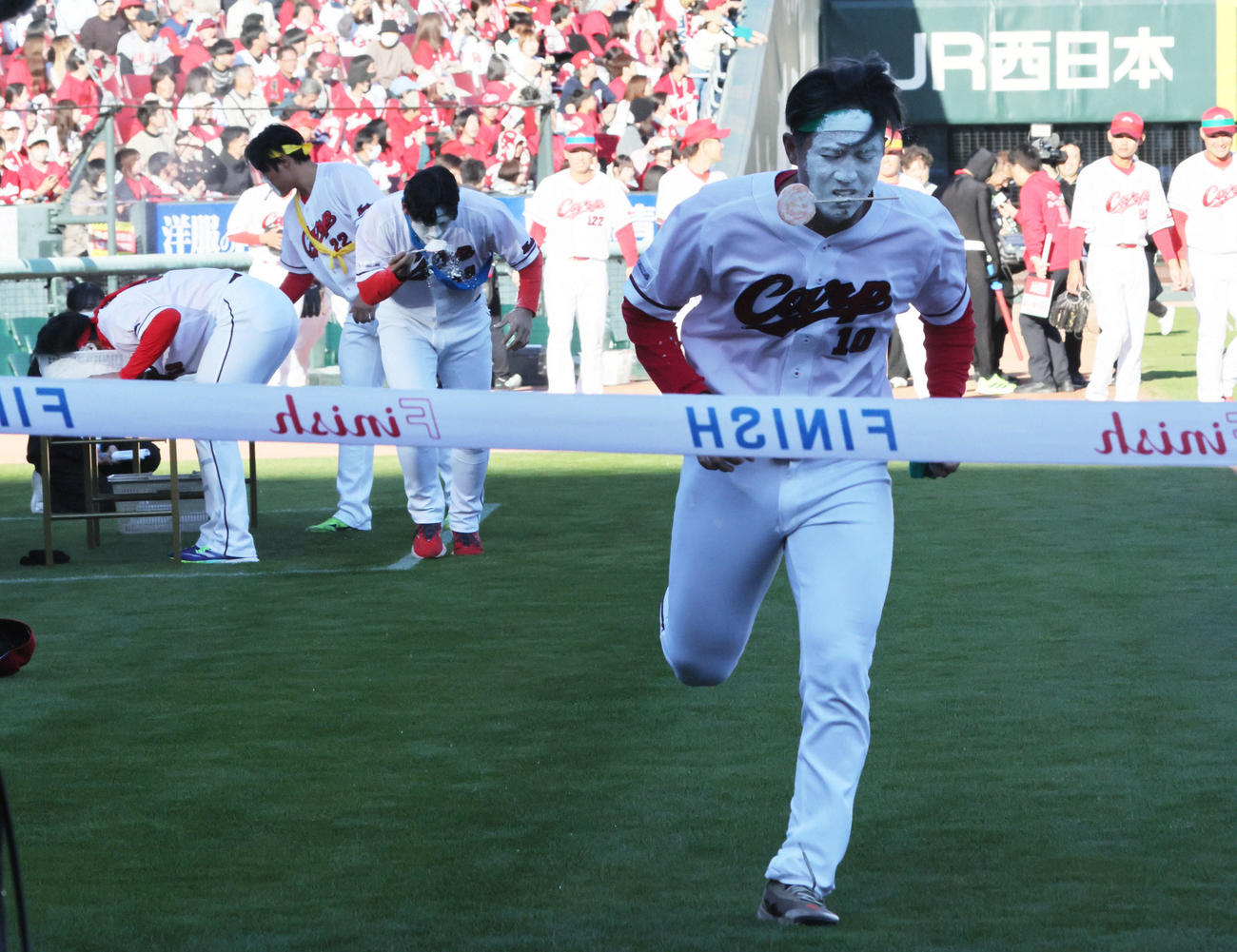 障害物リレーでトップでゴールする佐々木（撮影・加藤孝規）　