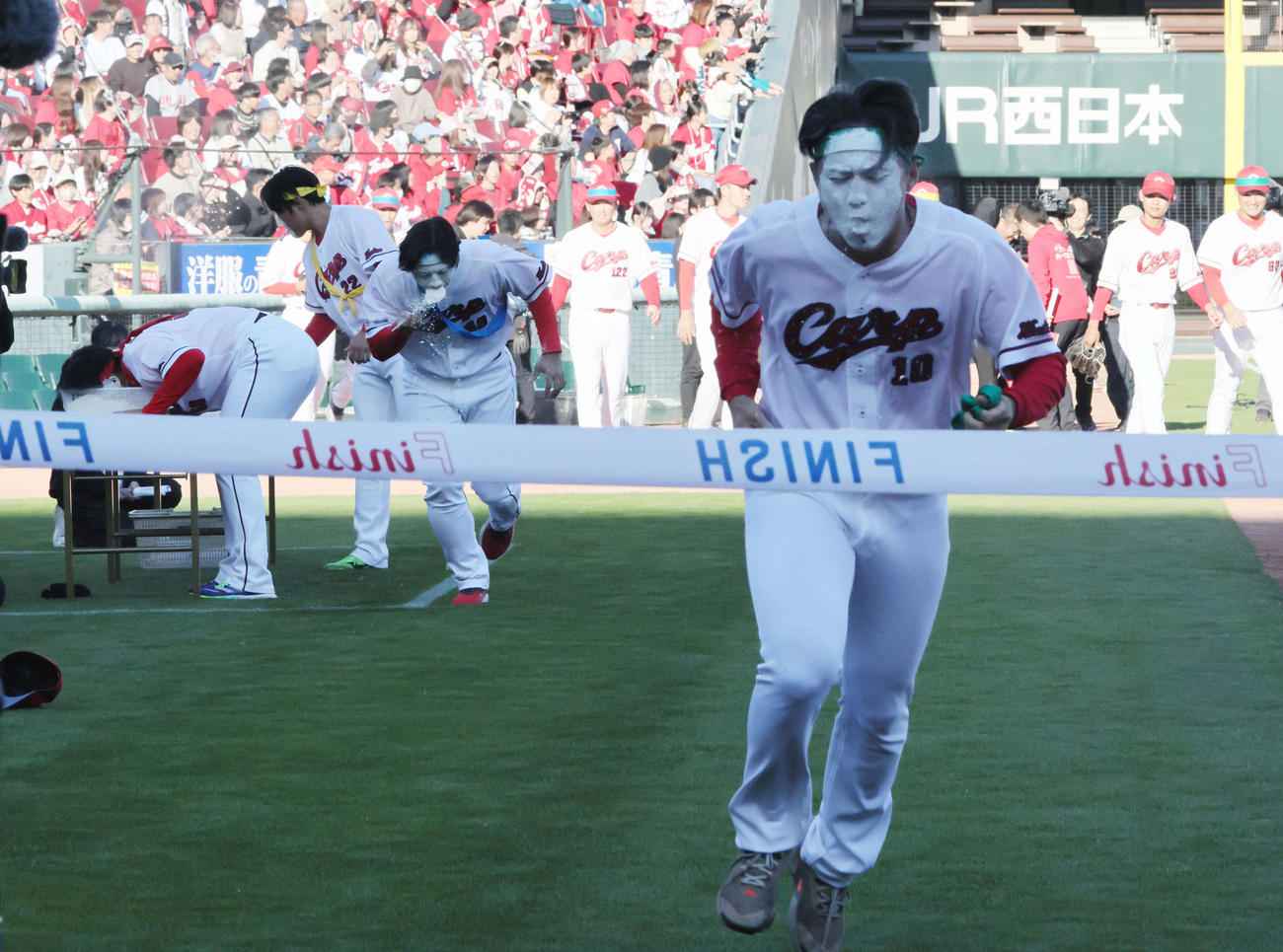 障害物リレーでトップでゴールする佐々木（撮影・加藤孝規）　