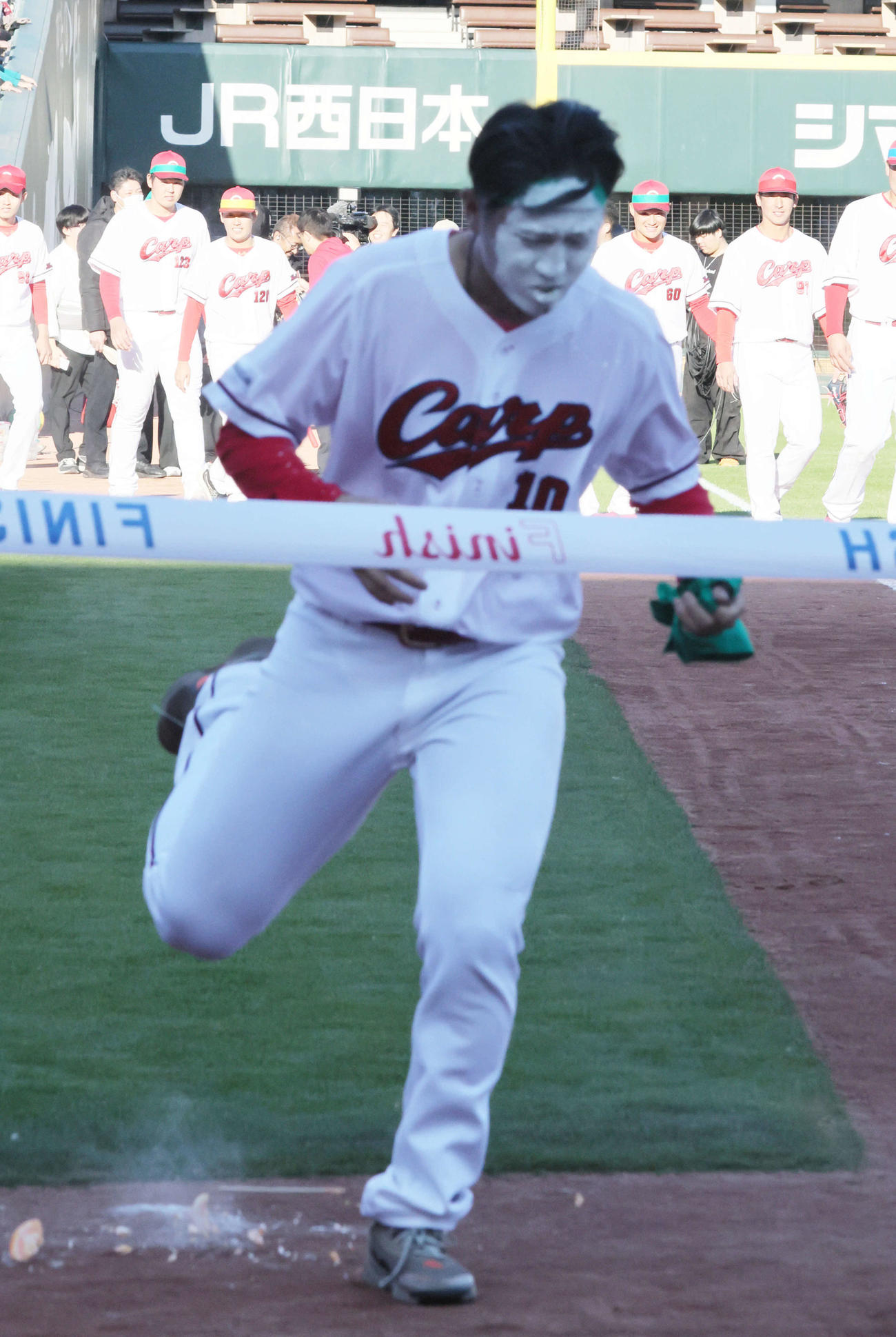 障害物リレーでトップでゴールする佐々木（撮影・加藤孝規）　