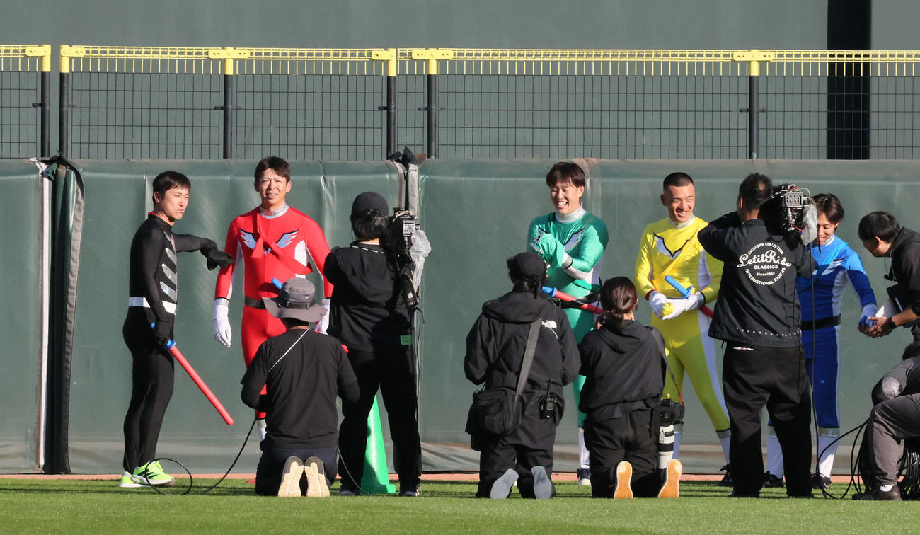 障害物リレーでショッカー役で登場した上本（左）（撮影・加藤孝規）　