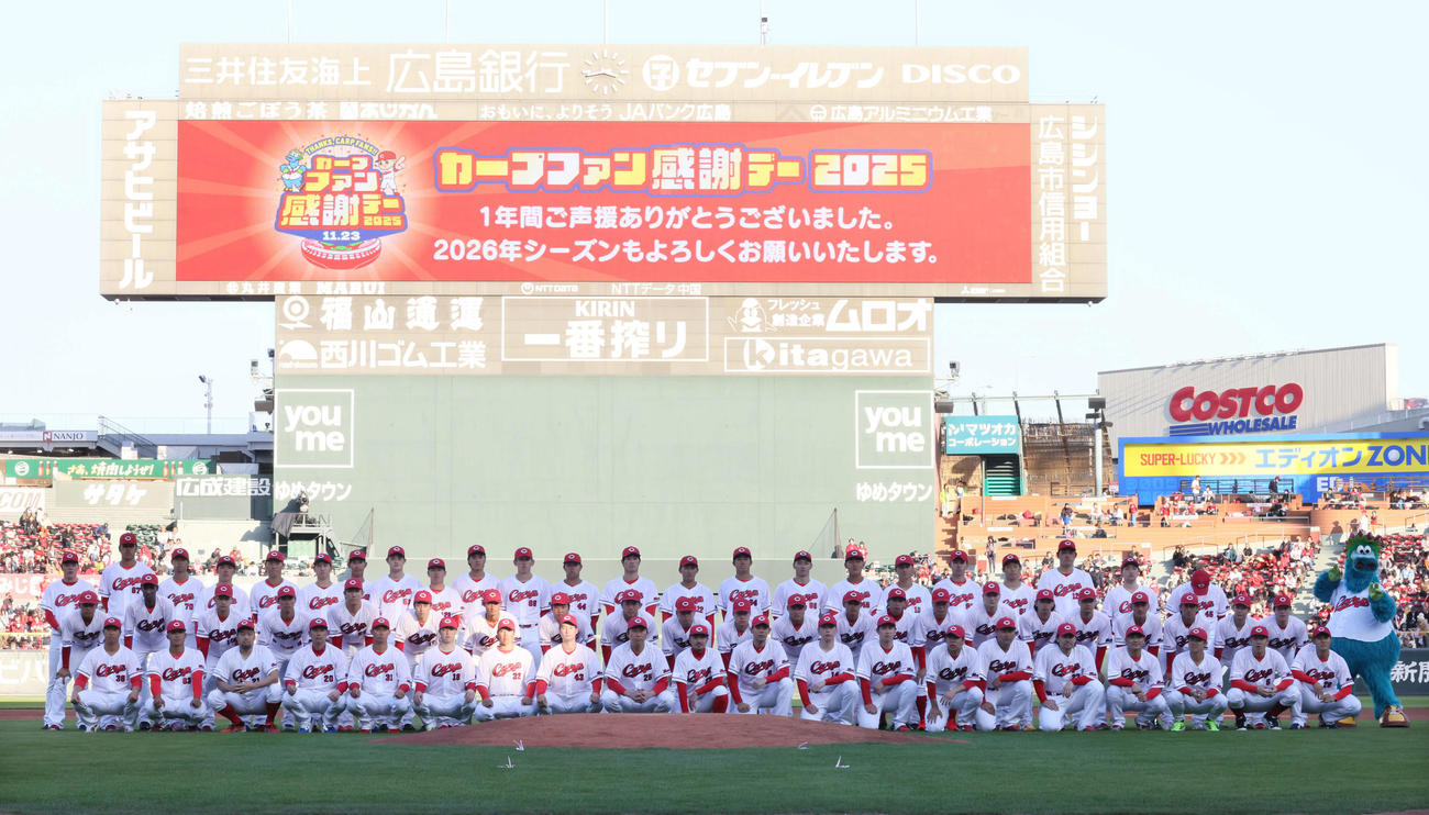紅白戦ソフトボール対決　最後に集合写真におさまるナインら（撮影・加藤孝規）　