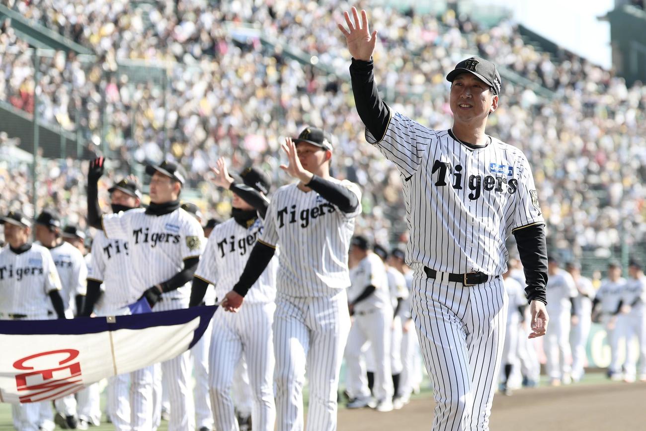 オープニングの場内1周でスタンドのファンに手を振る阪神藤川監督（右端）と選手たち（撮影・前田充）