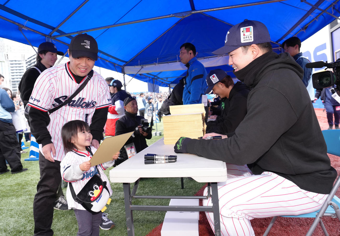 ファンのサインに笑顔で応えるヤクルト村上（撮影・足立雅史）