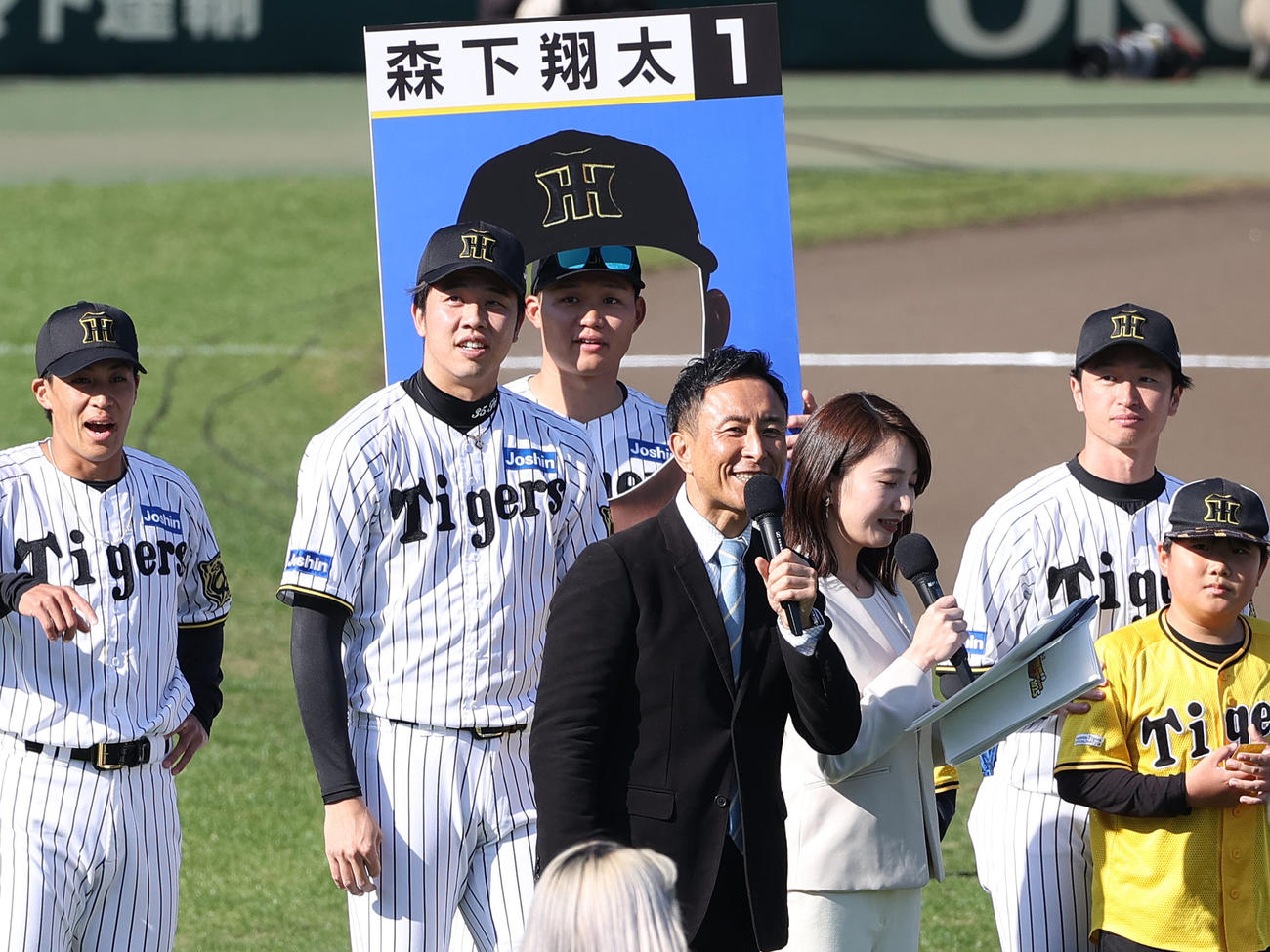 ファン感を楽しむ、左から阪神植田、才木、森下、近本（撮影・上山淳一