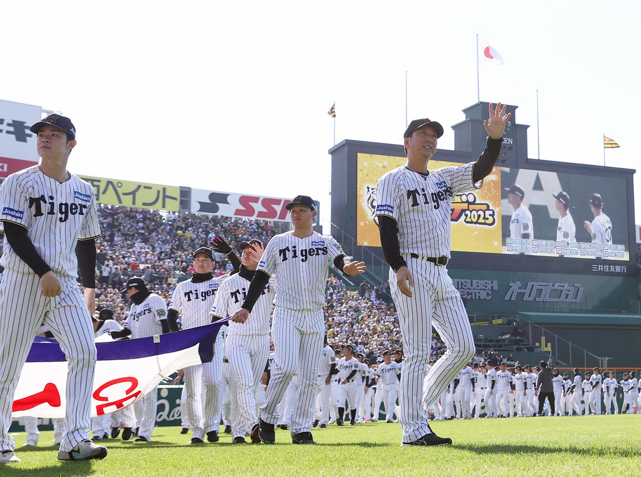 ファン感謝デーで場内一周する阪神藤川球児監督と選手ら（撮影・上山淳一）