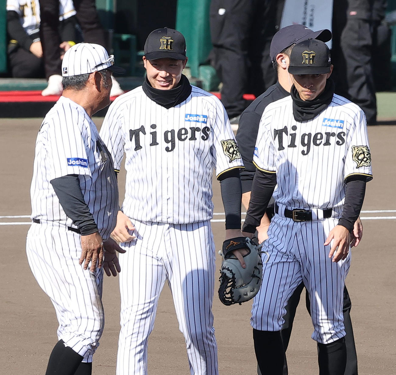 ファン感謝デーを楽しむ阪神大山（中央）（撮影・上山淳一）