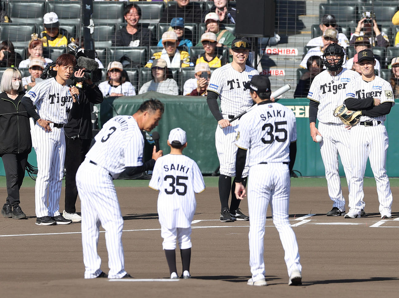 ファン感謝デーを楽しむ阪神の選手ら（撮影・上山淳一）