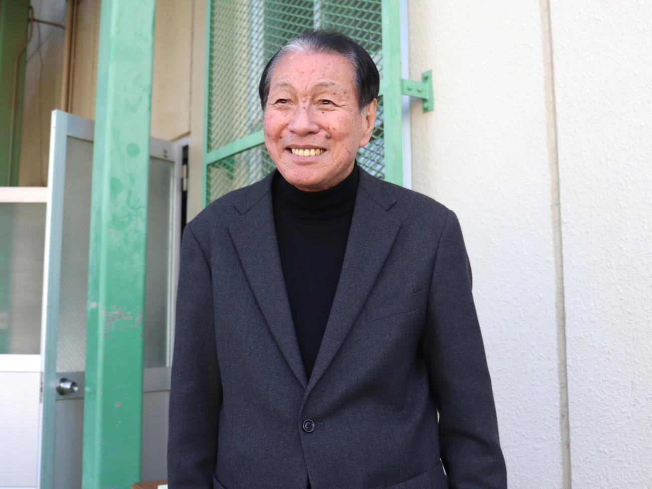 明星高校創部120周年のOB戦にかけつけた、同校OBの堀井和人氏。南海でプレーし、スカウトとしてダイエー、近鉄、スカウト部長としてオリックスに在籍（撮影・中島麗）
