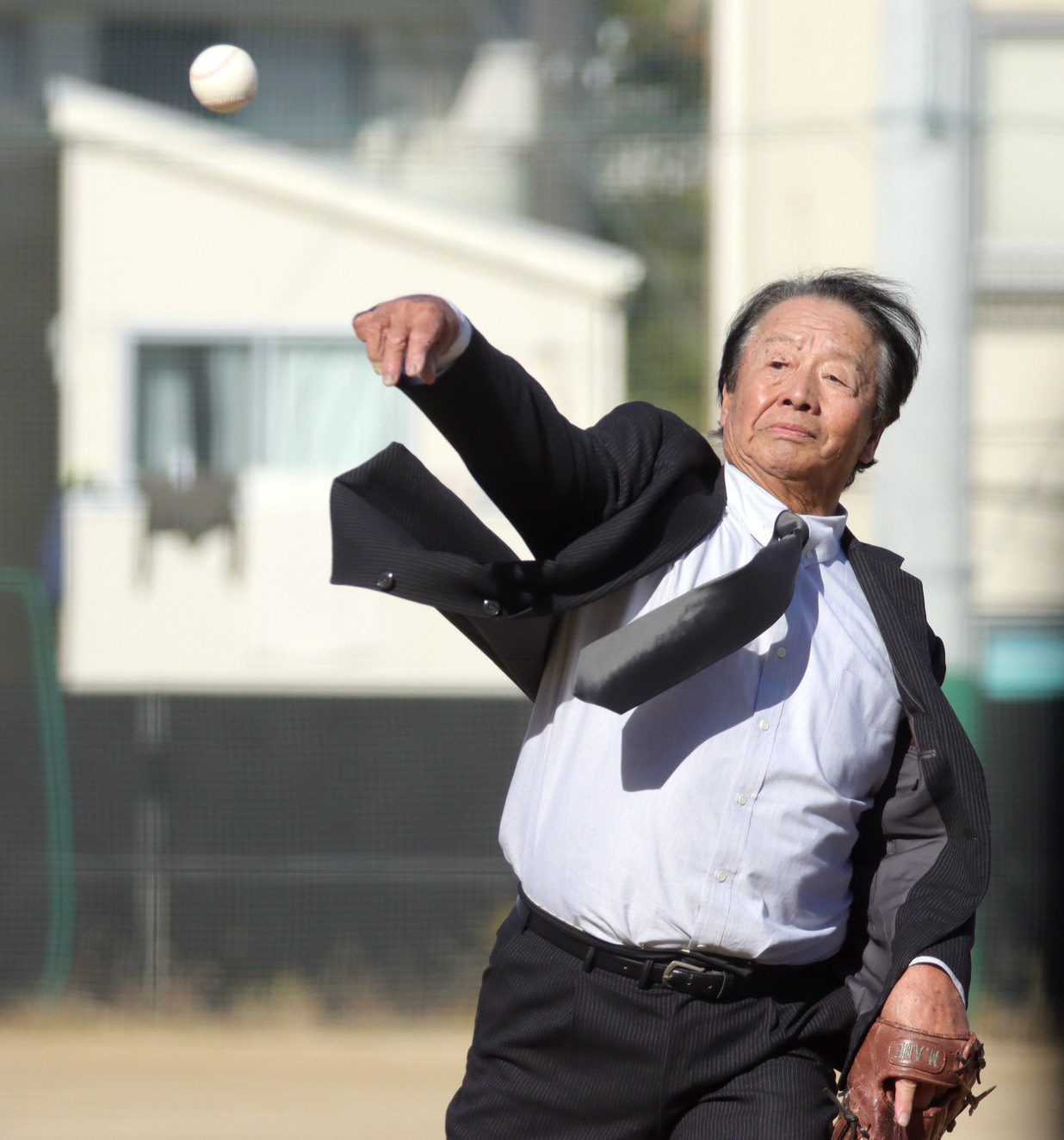 硬式野球部の創部120周年を迎えた明星高校はPL学園OBを招き、記念のOB戦を行った（提供写真）