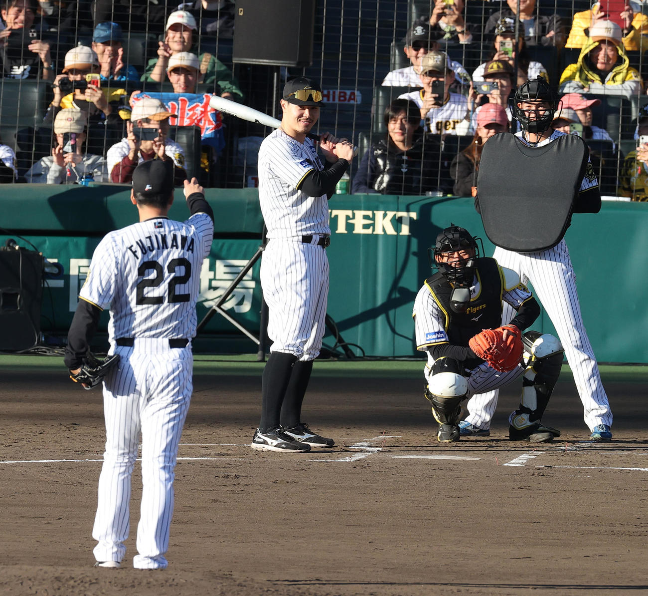 阪神対レジェンドオールスターズ　佐藤輝と対決する藤川監督（撮影・上山淳一）