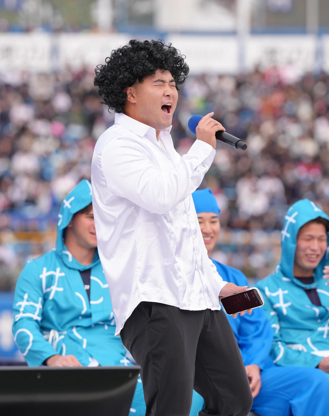 クリスタルキングの「大都会」を熱唱するヤクルト高野（撮影・足立雅史）